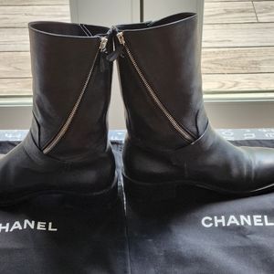 💃💯🎉HOST PICK🎉Chanel Boots 8.5 ladies. 11in high on right side /buckles/zips